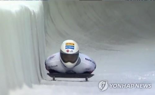 ▲ 스켈레톤의 '신성' 윤성빈(23·한국체대)이 마침내 세계 정상에 올랐다. 윤성빈은 5일(한국시간) 스위스 생모리츠에서 열린 국제봅슬레이스켈레톤경기연맹(IBSF) 2015-2016시즌 월드컵 7차 대회에서 1, 2차 시기 합계 2분18초26의 기록으로 금메달을 목에 걸었다. 한국은 물론이고 아시아 스켈레톤이 세계 정상에 오른 것은 이번이 처음이다.   ⓒ 연합뉴스 