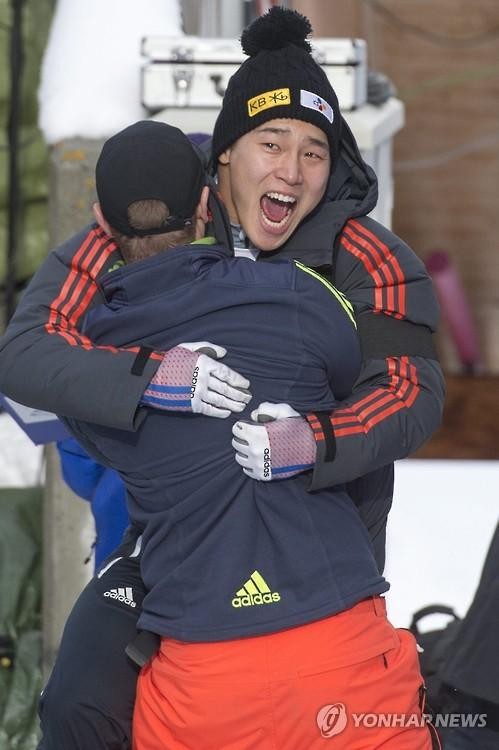 ▲ 스켈레톤의 '신성' 윤성빈(23·한국체대)이 마침내 세계 정상에 올랐다. 윤성빈은 5일(한국시간) 스위스 생모리츠에서 열린 국제봅슬레이스켈레톤경기연맹(IBSF) 2015-2016시즌 월드컵 7차 대회에서 1, 2차 시기 합계 2분18초26의 기록으로 금메달을 목에 걸었다. 한국은 물론이고 아시아 스켈레톤이 세계 정상에 오른 것은 이번이 처음이다.   ⓒ 연합뉴스 