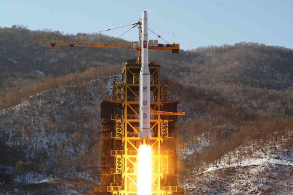 ▲ 북한이 7일 오전 9시 30분 장거리 미사일을 발사했다. 사진은 2012년 12월 '은하3호' 발사 장면. ⓒ北선전매체 화면캡쳐