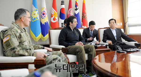 ▲ 한민구 국방부 장관이 마크 리퍼트 주한 미 대사 및 커티스 스캐퍼로티 연합사령관과 북한의 장거리 미사일 시험 발사 관련 대담을 하고 있다.ⓒ국방부