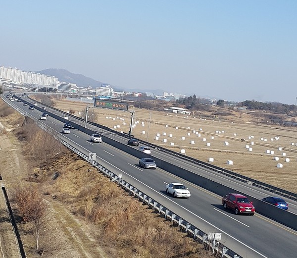 ▲ 7일 오후 충북 청주시 미호천대교에서 바라본 중부고속도로가 양방향 모두 원할한 소통을 보이고 있다.ⓒ김정원 기자