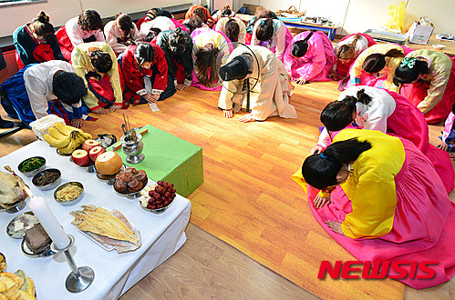 ▲ 설날을 맞아 차례를 지내는 모습 ⓒ 뉴시스