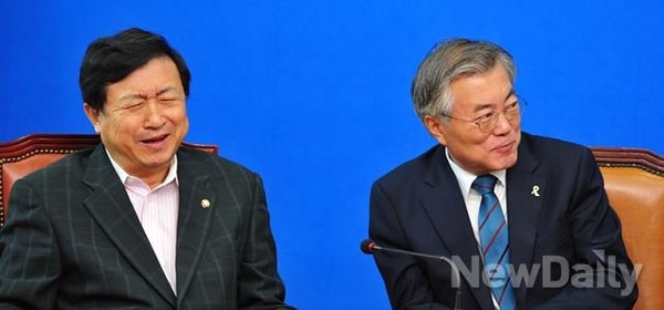 ▲ 더불어민주당 신기남 의원(왼쪽). 그는 같은 당 문재인 대표(오른쪽)과 가까운 대표적 친노 인사로 분류된다. ⓒ뉴데일리 DB