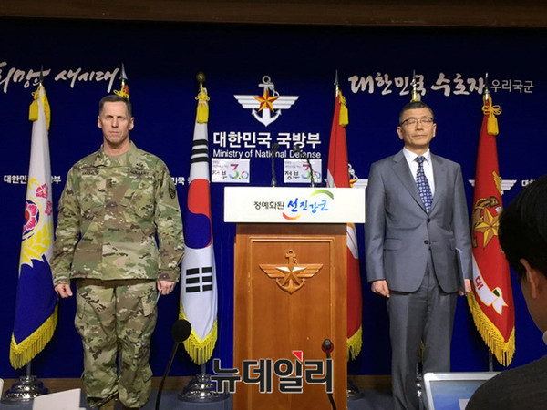 ▲ (우측부터)류제승 국방정책실장과 토머스 밴달 미8군 사령관이 7일 오후 3시 국방부에서 주한미군 THAAD 배치관련 한미 공동 발표문을 낭독준비를 하고 있다.ⓒ뉴데일리 순정우 기자