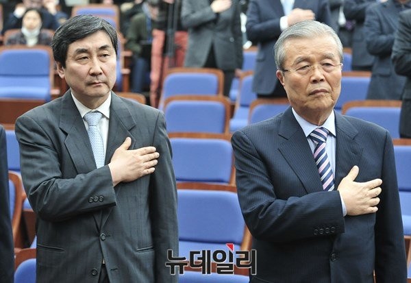 ▲ 북한 미사일 발사 도발에 대해 초당적 협력을 다짐했던 더불어민주당이 7일 오후 들어 다른 목소리를 내고 있다. 사진은 지난달 29일 열린 의원총회에 앞서 국기에 대한 경례를 하고 있는 더민주 이종걸 원내대표(왼쪽)와 김종인 비상대책위원장. ⓒ뉴데일리 이종현 기자