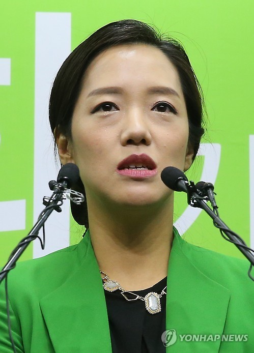 ▲ 국민의당(가칭)에 합류하기로 한 정치평론가 출신 강연재 변호사가 29일 오전 서울 마포당사에서 열린 기자회견에서 소감을 말하고 있다. 2016.1.29. ⓒ연합뉴스