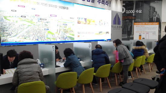 ▲ 설 명절에 안정적인 부동산 투자처를 확보하려는 수요자들로 인해 수익형 부동산이 주목받고 있다. 사진은 지난해 분양된 '잠실 대명엘리온' 오피스텔에서 상담을 받고 있는 수요자들.ⓒ뉴데일리경제