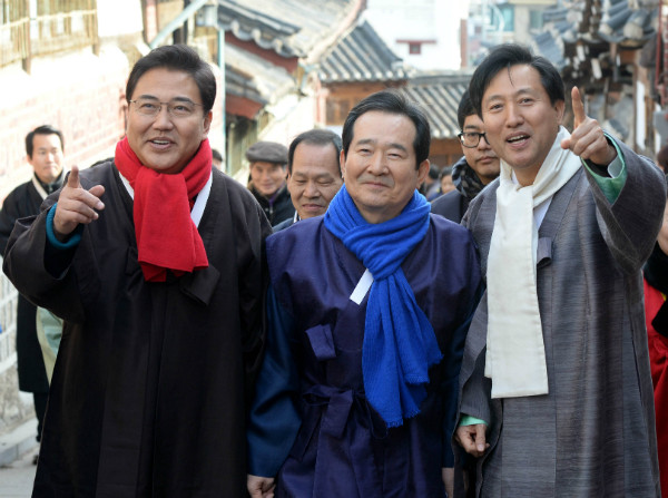 ▲ 새누리당 박진 전 의원과 더불어민주당 정세균 전 대표, 새누리당 오세훈 전 서울특별시장(사진 왼쪽부터)이 설 명절 연휴를 앞둔 지난 4일, 북촌 한옥마을을 함께 둘러보고 있다. ⓒ뉴시스 사진DB