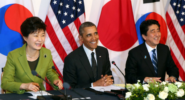 ▲ 박근혜 대통령과 버락 오마바 미국 대통령, 아베 신조 일본 내각총리대신은 9일 오전 정상 간의 연쇄 통화를 갖고, 북한의 핵실험과 탄도미사일 발사에 대한 대응책을 조율했다. ⓒ뉴시스 사진DB