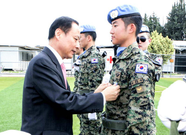 ▲ 국가정보원 신임 3차장으로 내정된 최종일 주레바논 대사(사진 왼쪽)가 레바논에 주둔하고 있는 우리 동명부대 장병들에게 메달을 수여하고 있다(자료사진). ⓒ뉴시스 사진DB