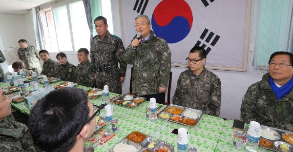 ▲ 더불어민주당 김종인 비상대책위원장이 9일 오전 육군 9사단 임진강 대대를 방문해, 장병들과 점심식사를 함께 하기에 앞서 인사말을 하고 있다. ⓒ뉴시스 사진DB