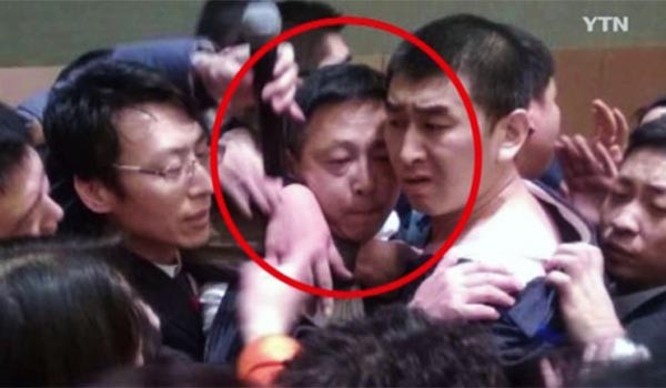 ▲ '화폐전쟁'을 본 사람들은 저자 쑹훙빙의 금융지식에 의문을 표한다. 그의 경력이 잘 확인되지 않는 점도 의혹이다. 사진은 2015년 12월 15일 중국에서 강연을 한 뒤 자신의 말만 믿고 투자한 사람들에게 얻어맞은 쑹훙빙의 모습. ⓒYTN 관련보도 화면캡쳐