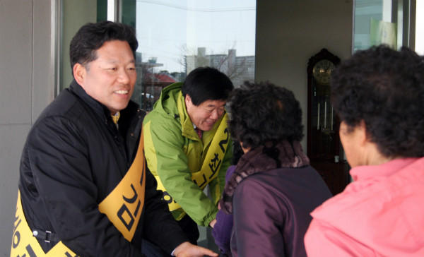 ▲ 전북 김제·부안에서 국민의당 소속으로 20대 총선 출마를 준비하고 있는 김종회 학성강학회 이사장(사진 왼쪽). ⓒ뉴시스 사진DB