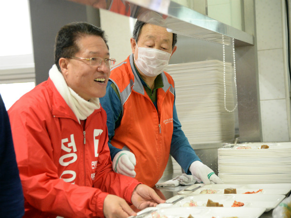 ▲ 지난 19대 전주완산을 총선에서 석패했던 정운천 전 농림장관은 일찌감치 20대 총선 전주을(전주완산을) 지역구에 새누리당 예비후보로 등록해 배식 봉사활동 등 민생 행보를 하고 있다. ⓒ뉴시스 사진DB
