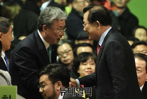 ▲ 국민의당 당헌기초위원장을 맡은 유성엽 의원이 지난 2일 대전에서 열린 국민의당 중앙당 창당대회에서 당헌안을 발제한 뒤, 단상에서 내려오는 과정에서 전남도지사를 지낸 민주당 박준영 공동대표와 인사를 나누고 있다. ⓒ뉴데일리 이종현 기자