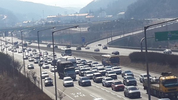 ▲ 10일 오후 1시쯤 충북 청주시 남청주IC 인근 경부고속도로 상행선에서 차량들이 서다 가다를 반복하며 정체를 빗고 있다.ⓒ김종혁 기자