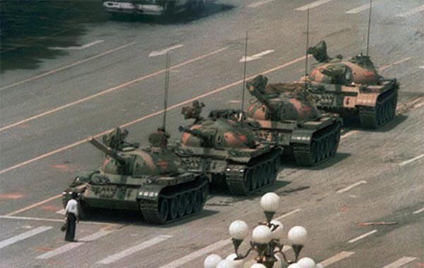 ▲ 1989년 6월 4일 천안문 시위 당시의 상징적인 모습. 탱크 앞을 막아선 사람의 행방은 이후로는 파악되지 않았다. ⓒ美국무부 역사 아카이브 화면캡쳐