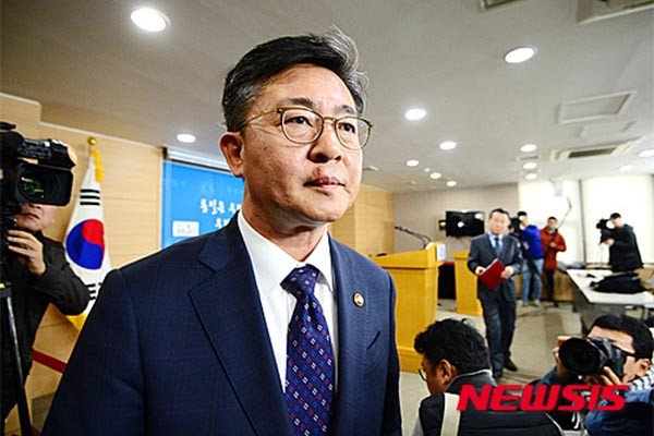 ▲ 2월 10일 오후 5시 정부서울청사 브리핑룸에 들어서는 홍용표 통일부 장관. 통일부는 이날 개성공단 가동 전면중단을 선언했다. ⓒ뉴시스. 무단전재 및 재배포 금지.