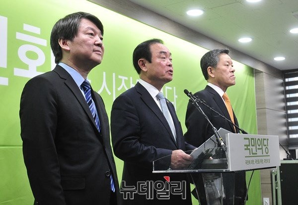 ▲ 국민의당 안철수 대표, 장병완 정책위의장, 주승용 원내대표(사진 왼쪽부터)가 11일 서울 마포구 당사 브리핑룸에서 1호 법안을 발표하고 있다. ⓒ뉴데일리 이종현기자