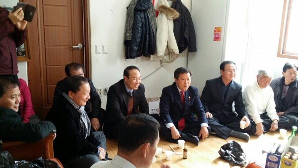 ▲ 금요회 회원들이 11일 복지회관을 찾아 새해인사를 나누고 있다.ⓒ성주군 제공