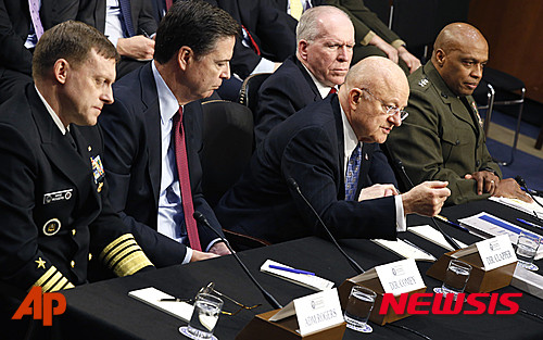 ▲ 제임스 클래퍼 미국 국가정보국(DNI) 국장(가운데)이 9일(현지시간) 워싱턴 상원 군사위원회 청문회에 출두해 발언하고 있다. ⓒAP/뉴시스