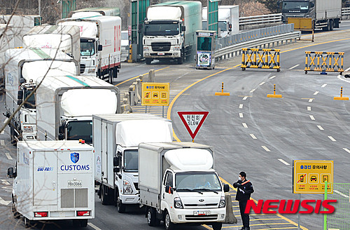 ▲ 정부가 개성공단 조업을 전면 중단한다는 발표가 나온 다음날인 11일 오후 개성공단에서 출발한 화물 차량들이 경기도 파주시 경의선 남북출입사무소(CIQ)를 통해 입경하고 있다. ⓒ뉴시스