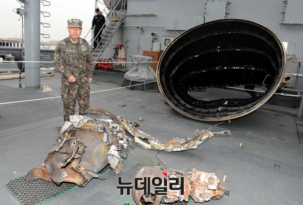 ▲ 11일 평택 해군2함대에서 공개된 장거리미사일 1단 추진체 추정 물체.ⓒ해군
