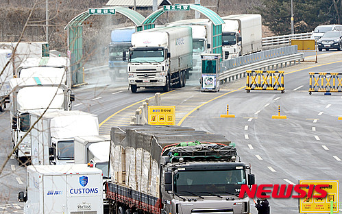 ▲ 정부가 개성공단 조업을 전면 중단한다는 발표를 낸 지 하루가 지난 11일 오후, 개성공단에서 출발한 화물 차량들이 경기도 파주시 경의선 남북출입사무소(CIQ)를 통해 입경하고 있다. ⓒ 사진 뉴시스