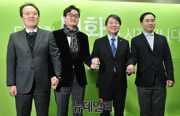 ▲ 국민의당 안철수 대표가 11일 오후 서울 마포구 당사 브리핑룸에서 공정경제TF 발족을 선언한 뒤, TF멤버들과 손을 맞잡고 있다. ⓒ뉴데일리 이종현 기자