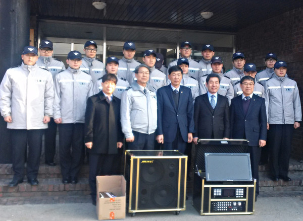 ▲ 수안보농협 관계자들이 중앙경찰학교에 노래방기계를 전달하고 있다ⓒ충주시