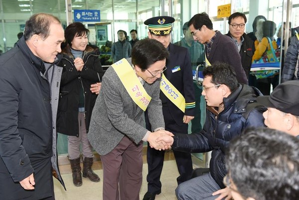 ▲ 1일 명예역장 체험에 나선 고윤환 시장이 승객과 인사를 나누고 있다.ⓒ문경시 제공