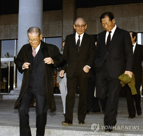 ▲ 사진은 1982년 전국경제인연합회 재계중진 산업시찰에서 나선 고 이병철 삼성그룹 선대회장(가운데).  ⓒ 연합뉴스