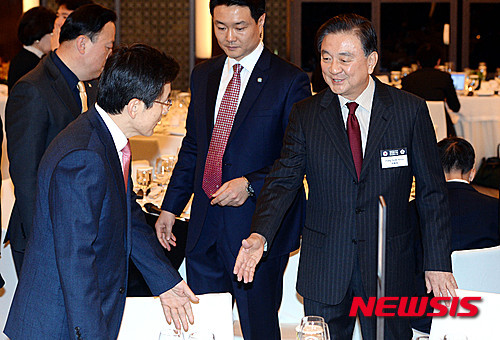 ▲ 홍석현 중앙일보·JTBC 회장이 지난해 11월 29일 오후 서울 중구 소공로 웨스틴조선호텔에서 열린 한중일 30인회 환영 리셉션에서 황교안 국무총리의 자리를 안내하고 있다.  ⓒ 뉴시스