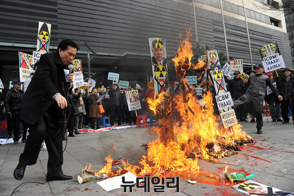 ▲ 어버이연합을 비롯한 애국단체 회원들이 11일 오후 서울 광화문 KT앞에서 북한 4차 핵실험과 대륙간 장거리 미사일 발사를 규탄하는 기지회견을 열고 김정은 화형식 퍼포먼스를 하고 있다.ⓒ뉴데일리 정재훈 기자