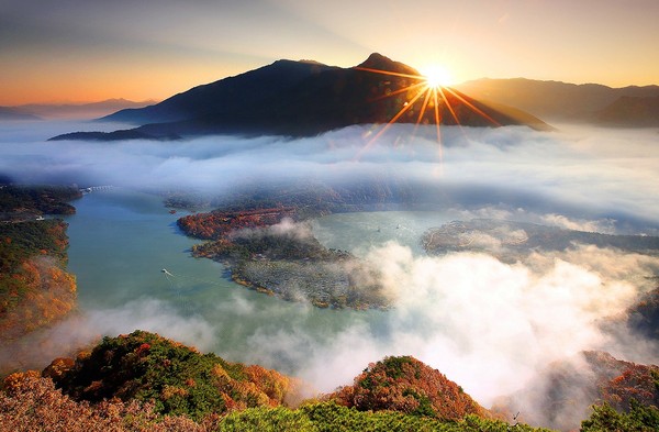 ▲ 지난해 전국관광사진공모전에서 금상을 수상한 강복선씨의 '아름다운 산막이'.ⓒ괴산군