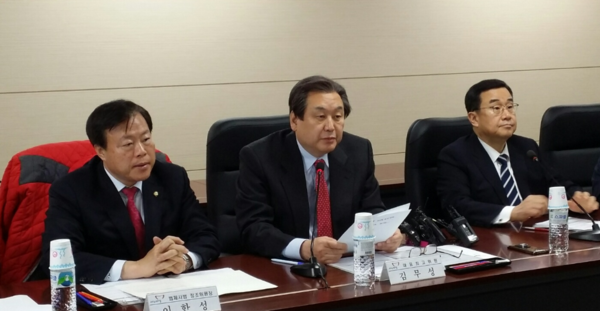 ▲ 김무성 새누리당 대표(가운데)가 12일 인천공항에서 공항출입국 및 안전 강화를 위한 현장 당정 간담회에서 발언하고 있다.ⓒ뉴데일리