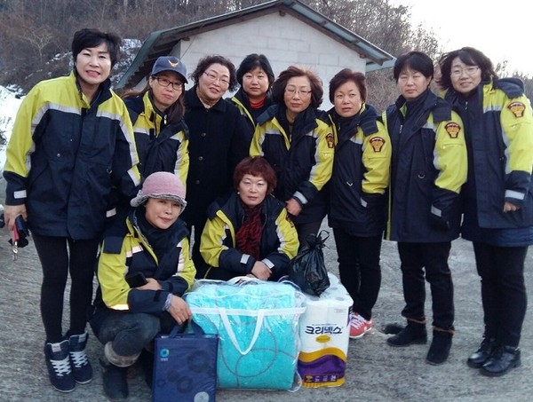 ▲ 전동면 여성의용소방대원들이 이웃돕기 물품 전달후 기념사진을 찍고있다.ⓒ세종시