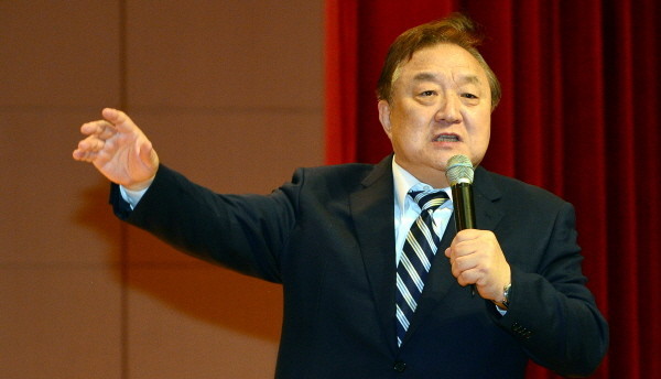 ▲ 정대철 전 더불어민주당 상임고문이 지난해 11월 29일 광주광역시에서 열린 통합신당추진위원회 출범식에 참석해 축사를 하고 있다. ⓒ뉴시스 사진DB