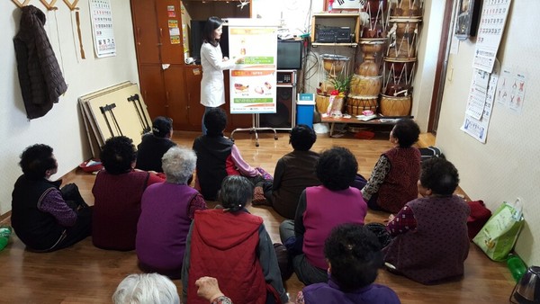 ▲ 의성군은 마을회관을 중심으로 생활습관 개선 프로그램인 튼튼혈관 백세누리 건강교실을 운영한다.ⓒ의성군 제공