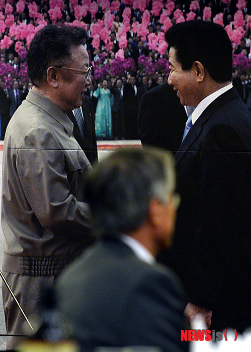 ▲ 2013년 10월 4일 오후 서울 종로구 세종문화회관 세종홀에서 열린 10.4남북정상선언 6주년 기념식에 참석한 문재인 의원이, 김정일 국방위원장과 노무현 전 대통령의 악수 사진을 바라보고 있다 . 2013.10.04. ⓒ 사진 뉴시스