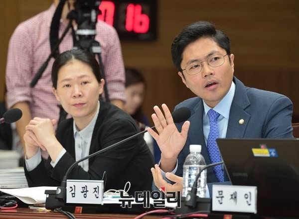 ▲ 더불어민주당 김광진 의원(오른쪽)이 12일 라디오에 출연해 사드에 대한 야당의 견해를 밝혔다. ⓒ뉴데일리 이종현 기자