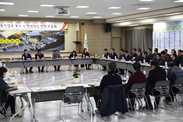 ▲ 칠곡군은 12일 군청에서 청년 취업 해법모색을 위한 정책토론회를 열었다.ⓒ칠곡군 제공