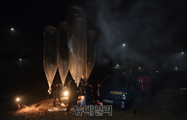 북한인권단체 '인민의 소리' 회원들이 대북풍선에 수소를 주입하고 있다. ⓒ뉴데일리 정재훈 기자