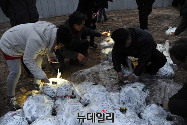 ▲ 대북전단은 전자타이머가 장착된 비닐뭉치에 담겨 있다. 전자타이머는 설정된 시간에 따라 15분 간격으로 대북전단을 살포하도록 만들어졌다. ⓒ뉴데일리 정재훈 기자