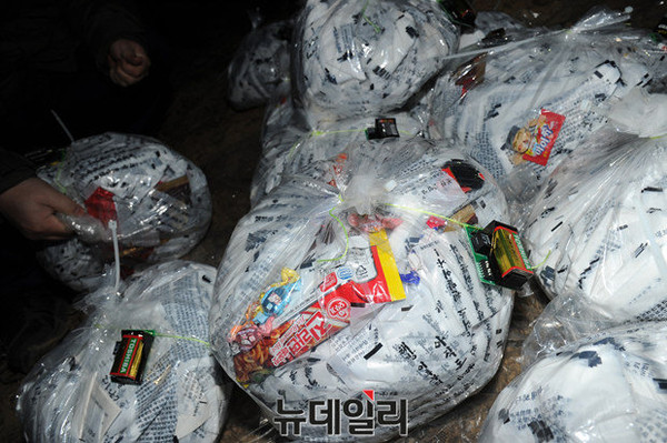 ▲ 대북전단 뭉치에는 라면과 사탕, 초코파이, 1위안 지폐 등 북한 주민의 실생활에 도움이 될 만한 물건도 함께 담겨 있다. ⓒ뉴데일리 정재훈 기자