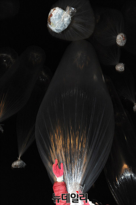 ▲ 하늘로 떠오르는 대북풍선의 모습. ⓒ뉴데일리 정재훈 기자