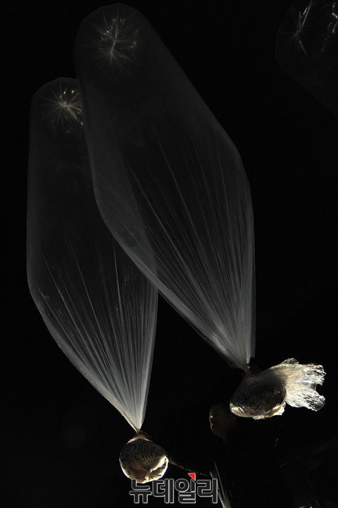 ▲ '인민의 소리'는 이날 대북풍선이 지상 900미터에서 바람을 따라 4~5시간 후 평양에 도착할 것이라고 예상했다. ⓒ뉴데일리 정재훈 기자