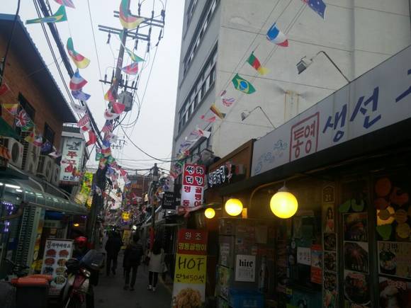 ▲ 서울 종로구 서촌에 있는 세종마을 음식문화거리 일대가 임차인과 건물주의 갈등으로 혼란스럽다. 사진은 서촌 세종마을 음식문화거리 모습.ⓒ뉴데일리경제