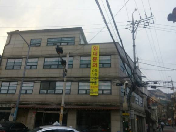 ▲ 서촌뿐만 아니라 홍대와 이태원 등 서울 상업지역 곳곳에서 임차인들이 밀려나고 있다. 사진은 서촌에 있는 임대현수막 모습.ⓒ뉴데일리경제