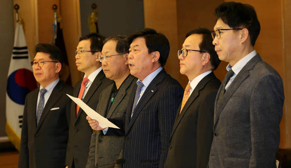 ▲ 박성택 중기중앙회 회장이 12일 서울 세종대로 상의회관에서 공동성명 발표를 하고 있다. (왼쪽부터 반원익 중견련 부회장, 이승철 전경련 상근부회장, 박병원 경총 회장,  박성택 중기중앙회 회장, 이동근 대한상의 상근부회장,  김정관 무협 부회장)ⓒ대한상공회의소